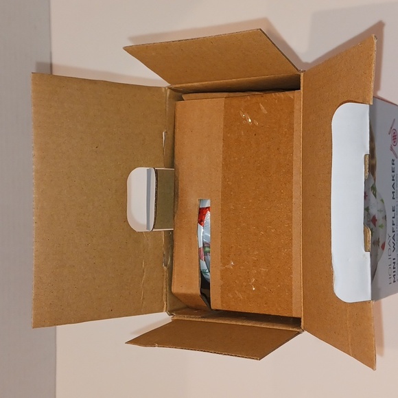 NWT Dash - Holiday Mini Waffle Maker - Picture 4 of 6